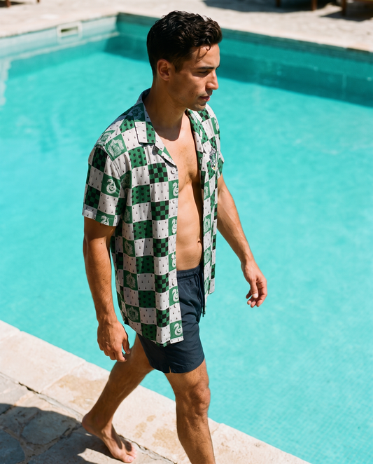 Hawaiana Slytherin caminando junto a la piscina
