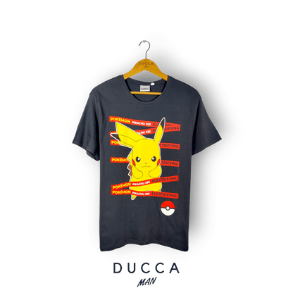 Camiseta Pikachu Red Tag - DUCCA S DUCCA