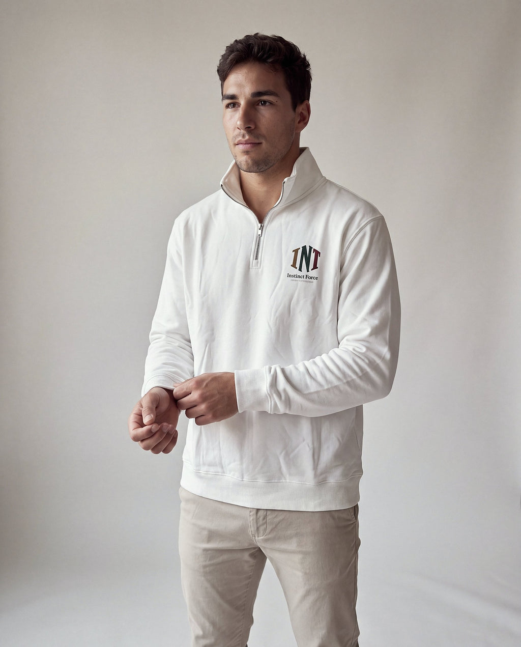 Sudadera Alba blanco, modelo en estudio