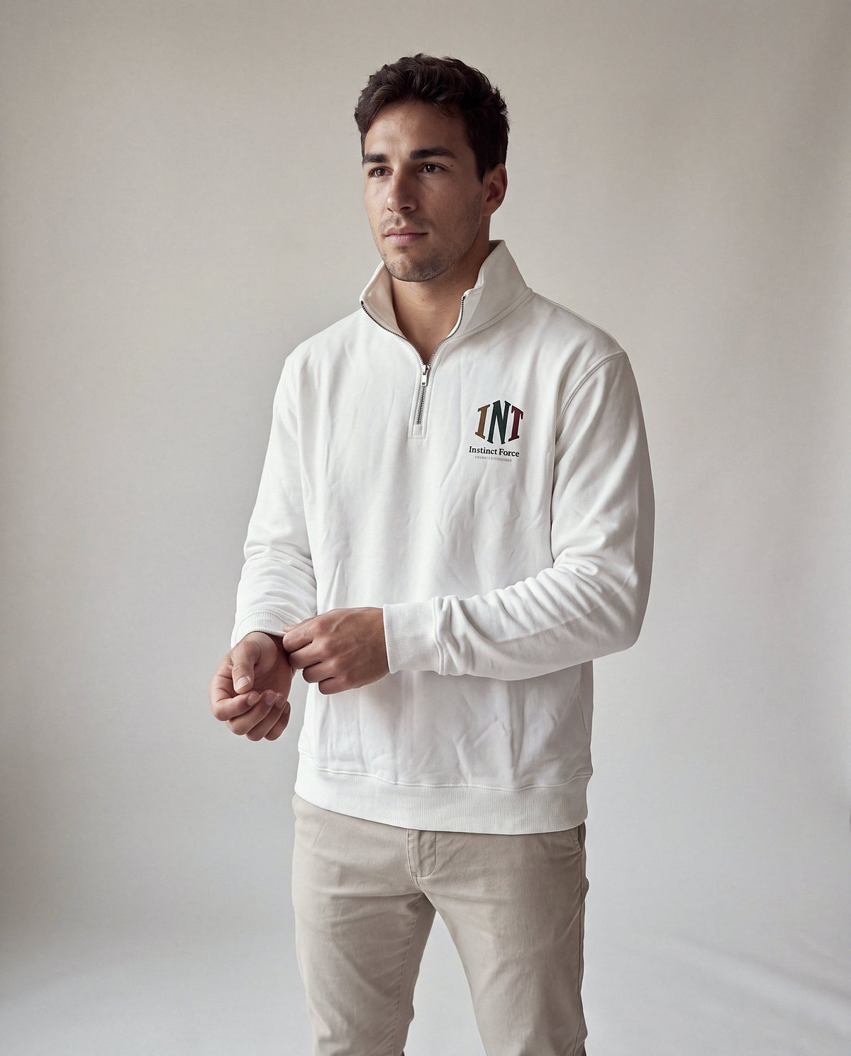 Sudadera Alba blanco, modelo en estudio