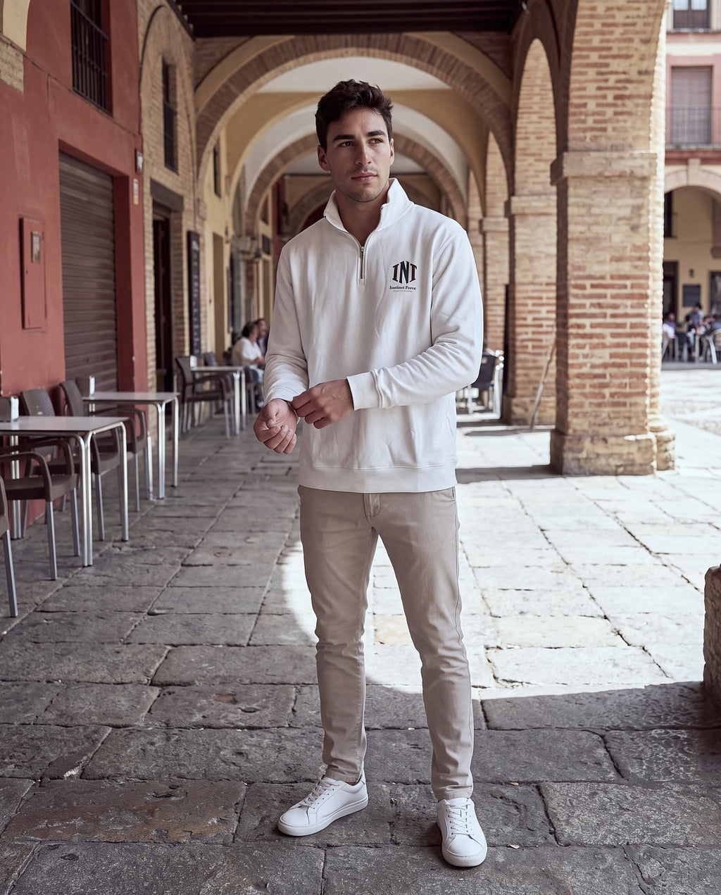 Sudadera Alba blanco, modelo en la calle