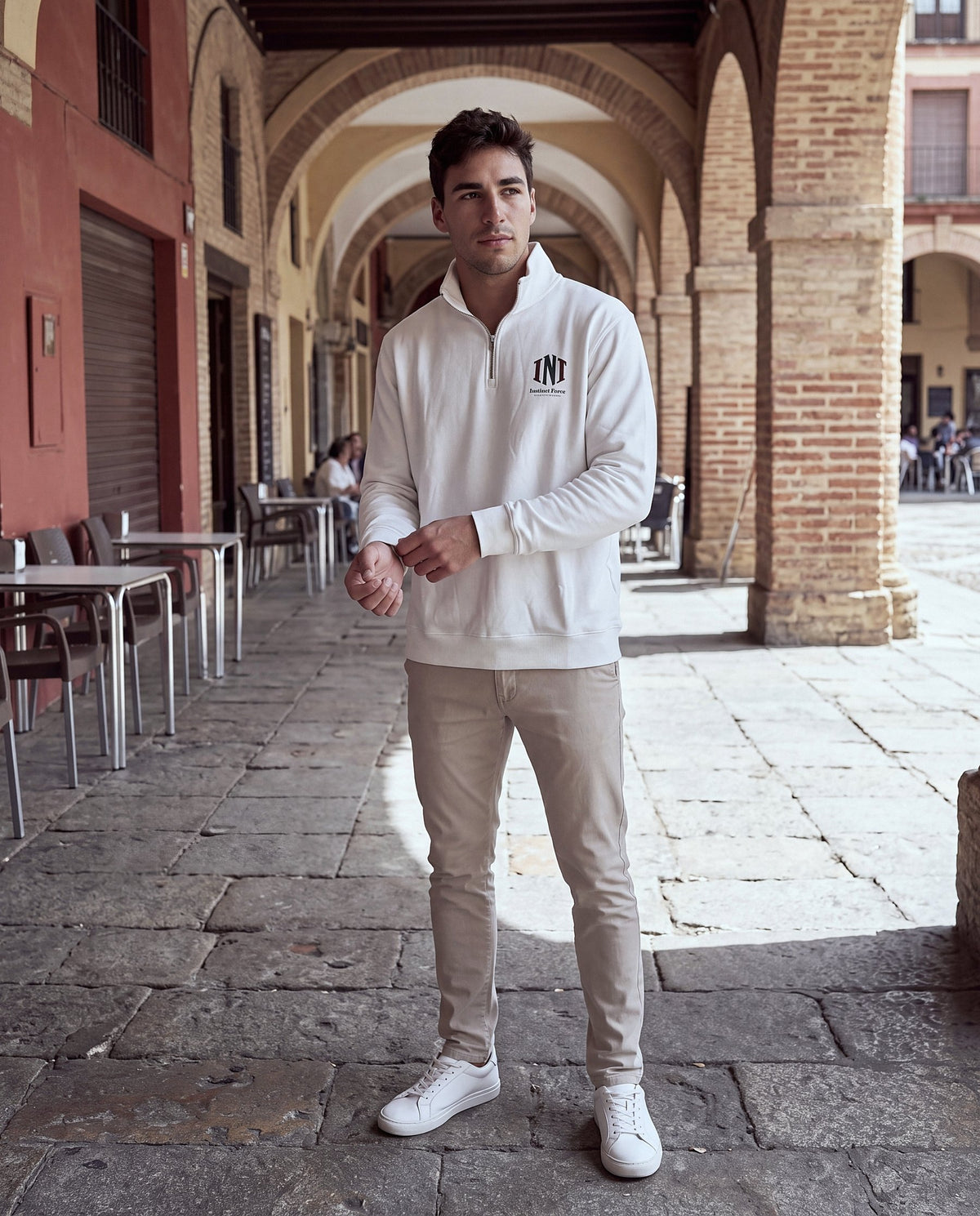 Sudadera Alba blanco, modelo en la calle