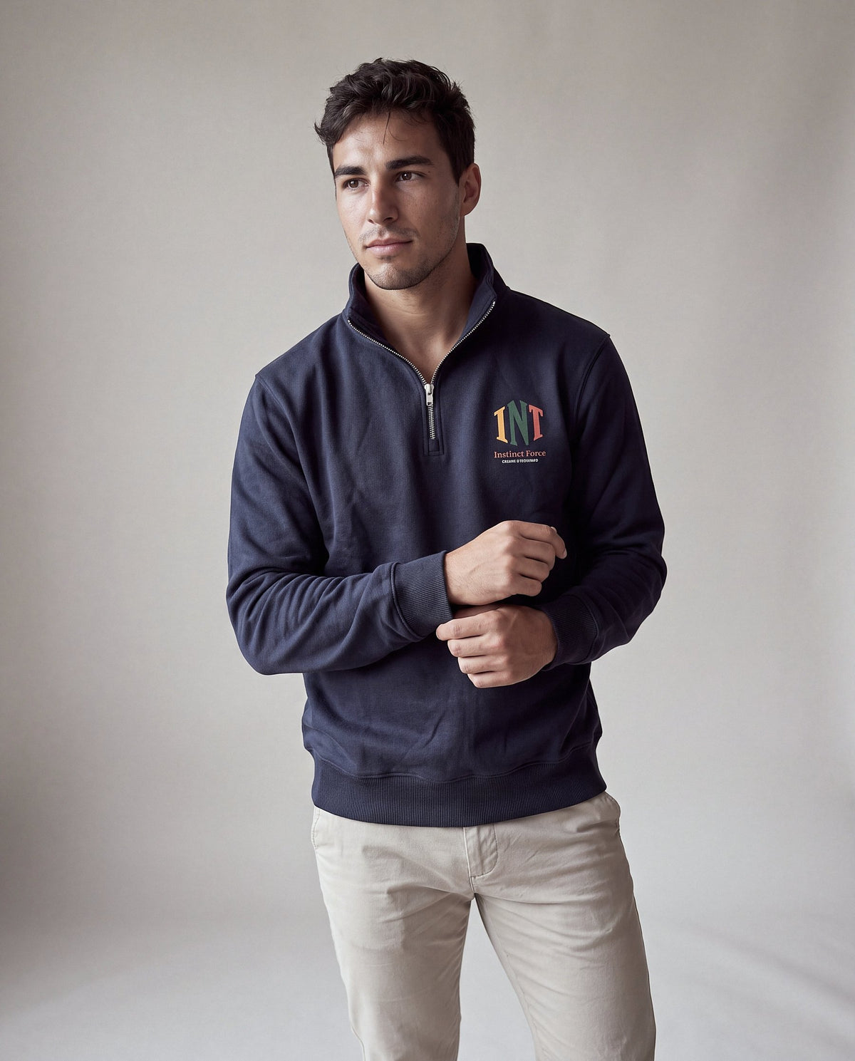 Sudadera Alba marino, modelo en estudio