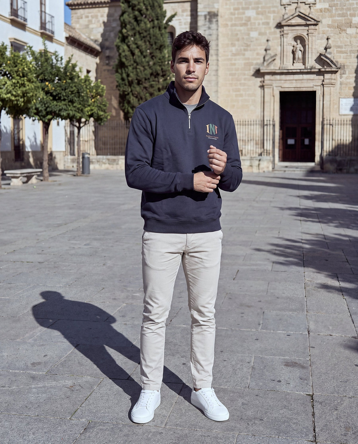 Sudadera Alba marino, modelo en la calle