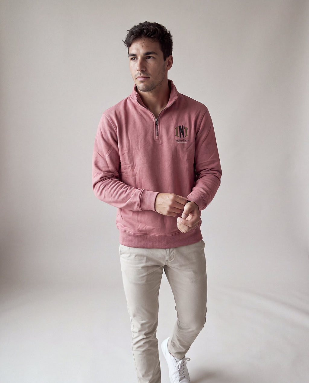 Sudadera Alba rosa, modelo en estudio