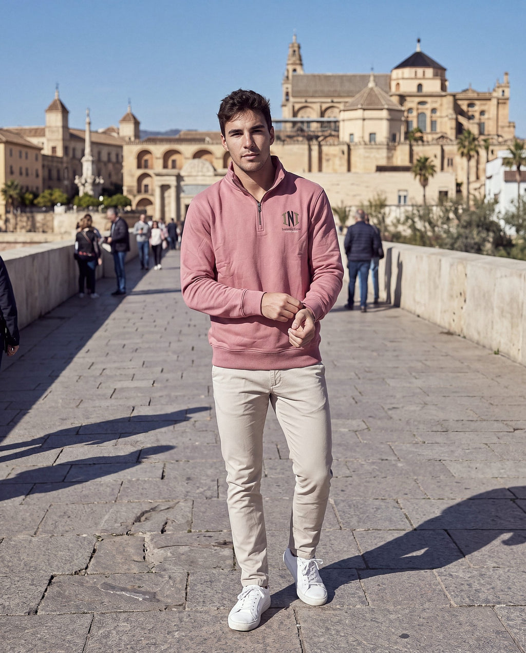 Sudadera Alba rosa, modelo en la calle