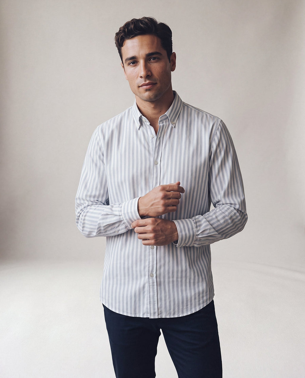 Camisa Levante celeste, modelo en estudio
