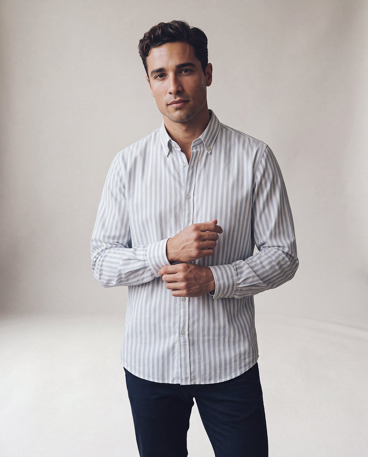 Camisa Levante celeste, modelo en estudio