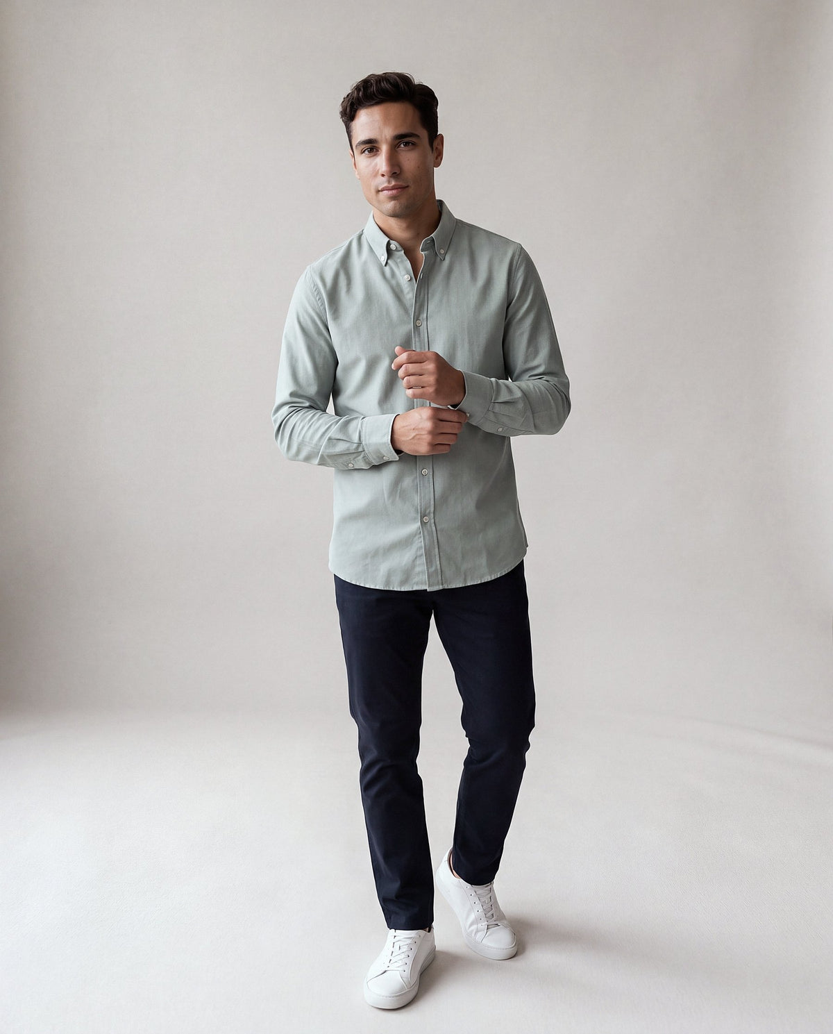Camisa Patio verde salvia, modelo en estudio