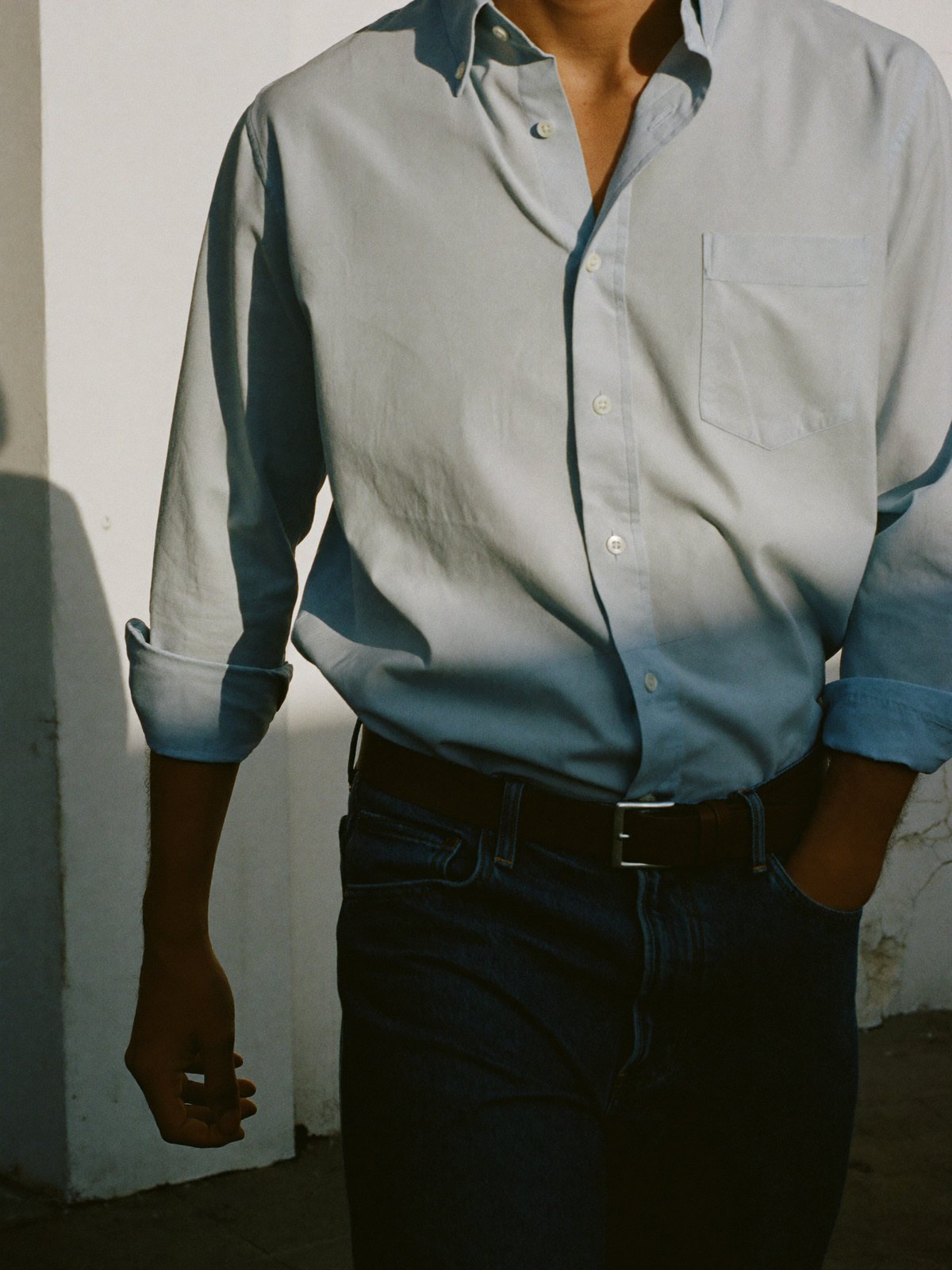 Camisa Oxford azul claro con vaquero