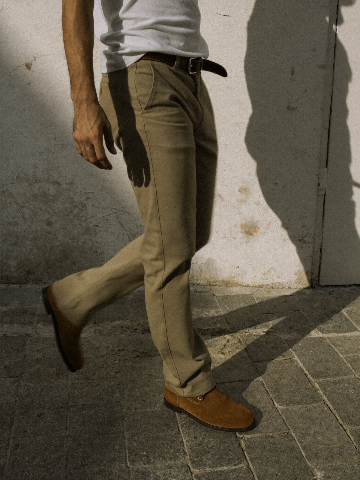 Pantalón chino de color piedra