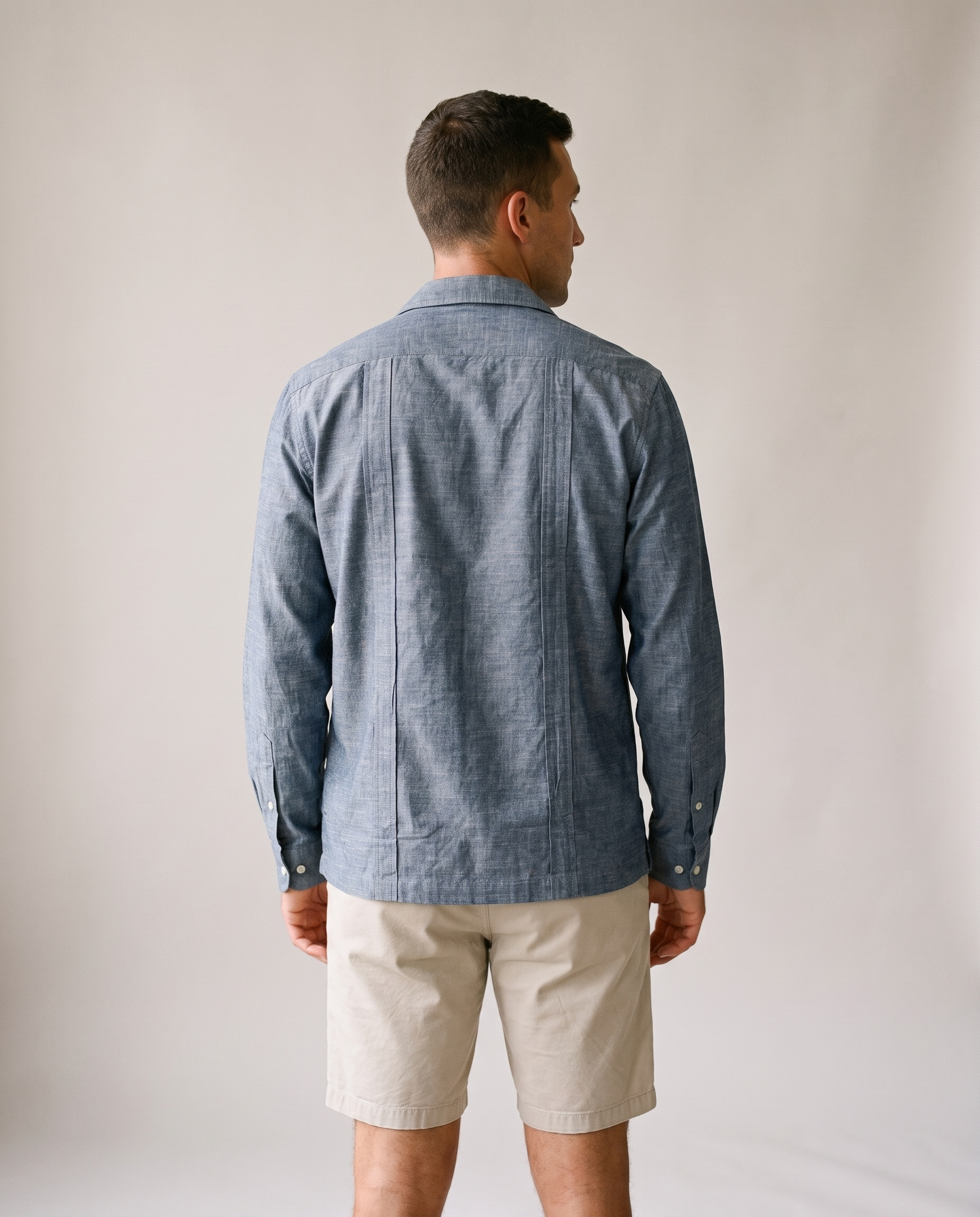 Guayabera Kotor - estudio espalda cuerpo entero