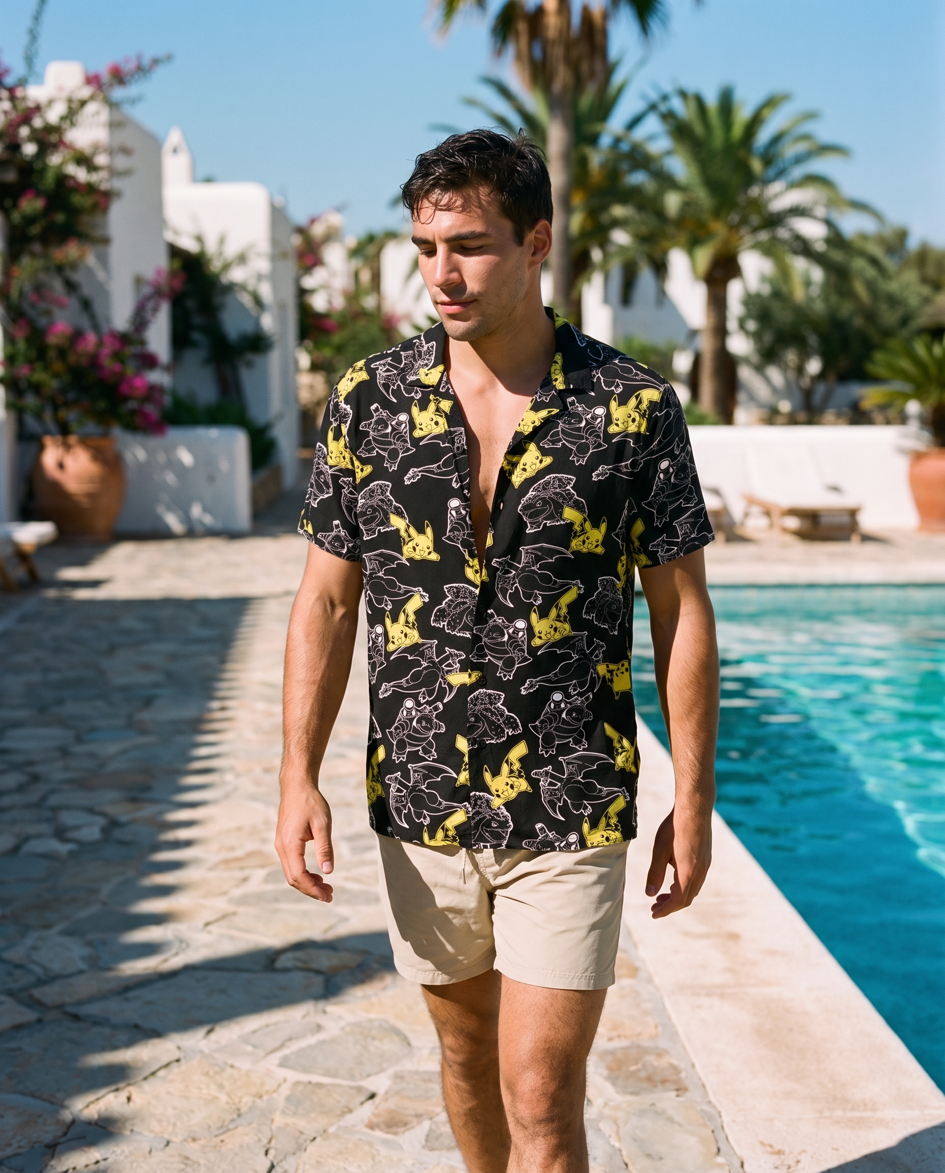 Hawaiana Pokémon caminando junto a la piscina