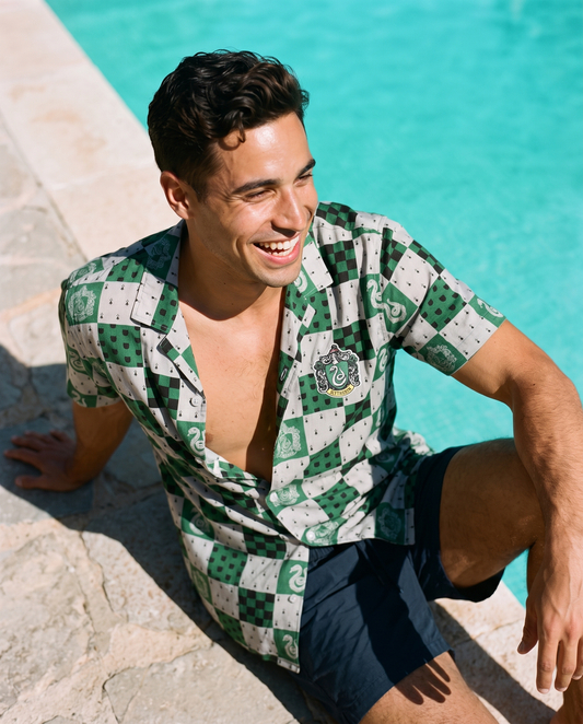 Hawaiana Slytherin de pie junto a la piscina