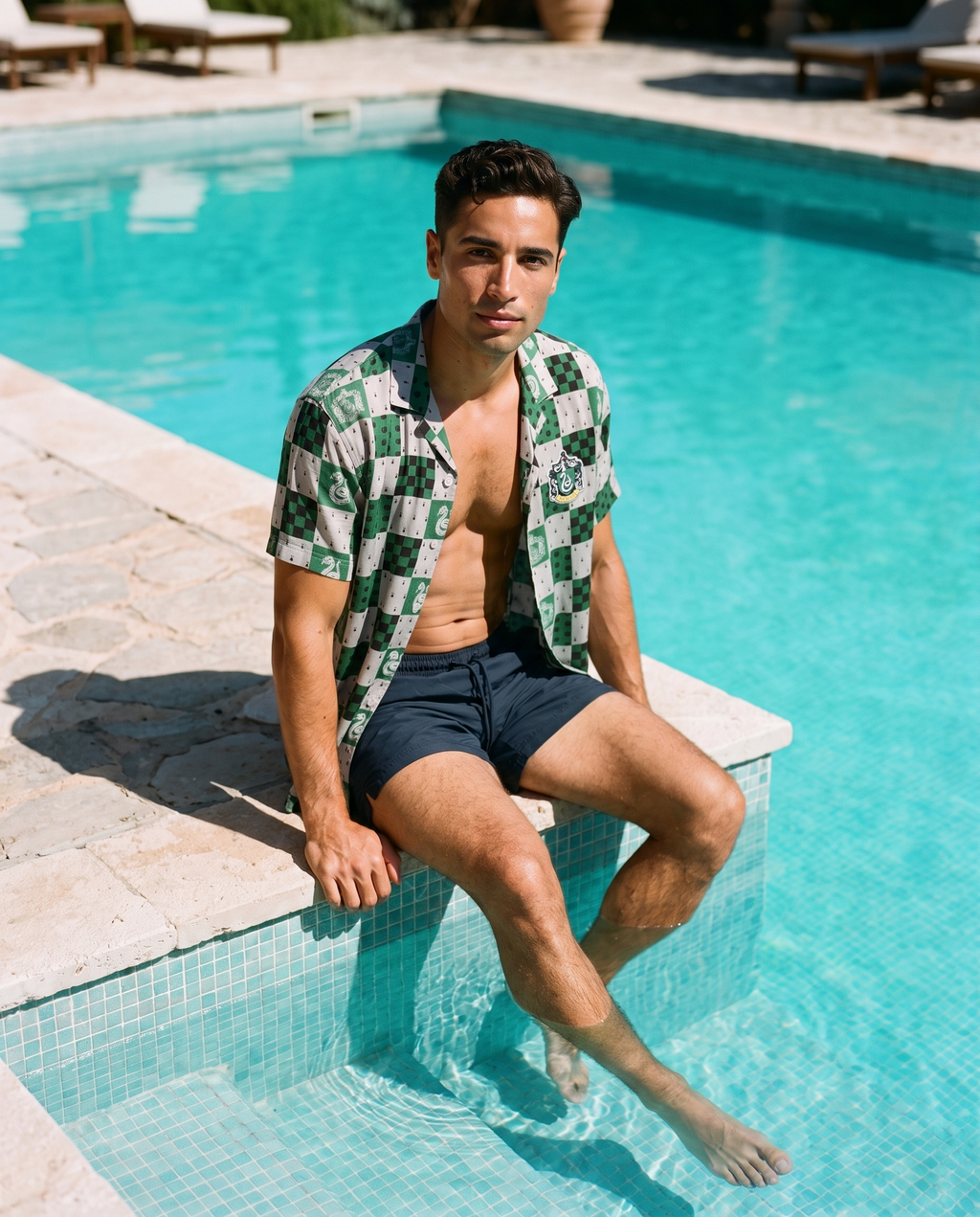 Hawaiana Slytherin sentado junto a la piscina