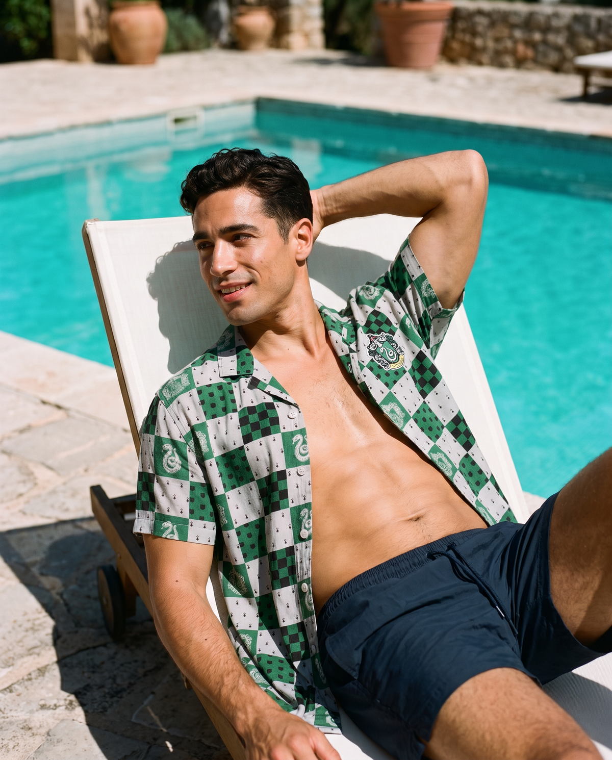 Hawaiana Slytherin en tumbona junto a la piscina