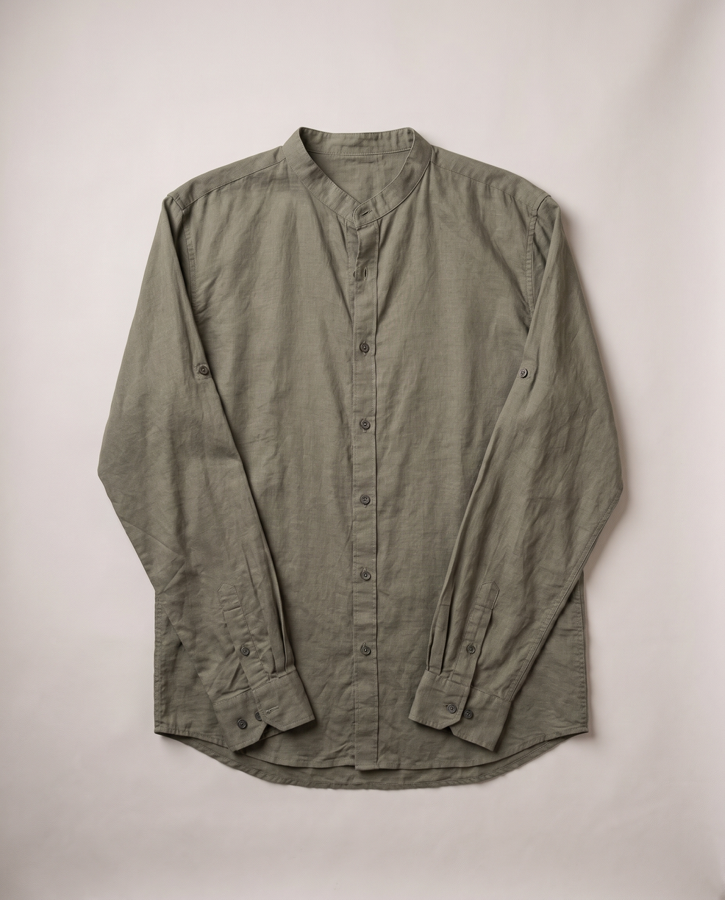 Camisa Amanecer, verde caza, flat lay estudio