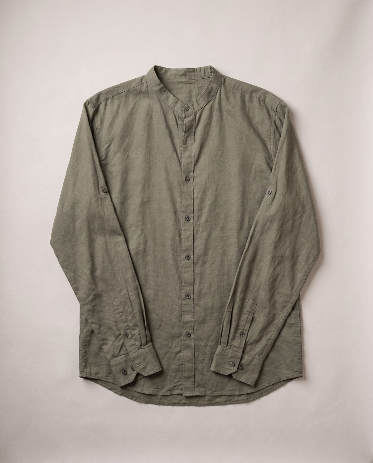 Camisa Amanecer, verde caza, flat lay estudio