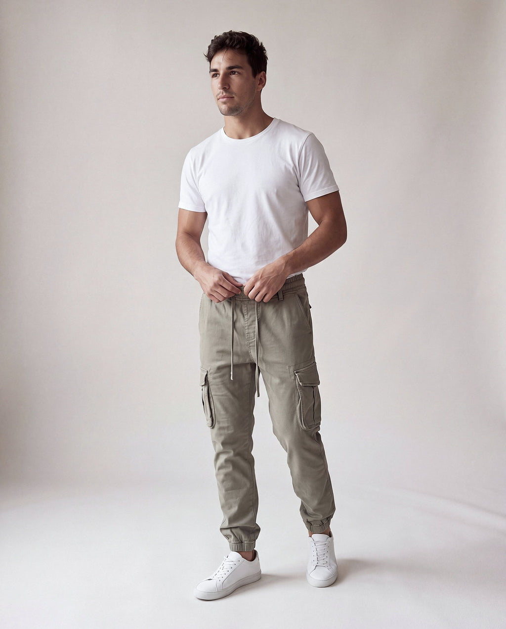 Pantalón Cargo Jogger Olivar verde caqui, modelo en estudio