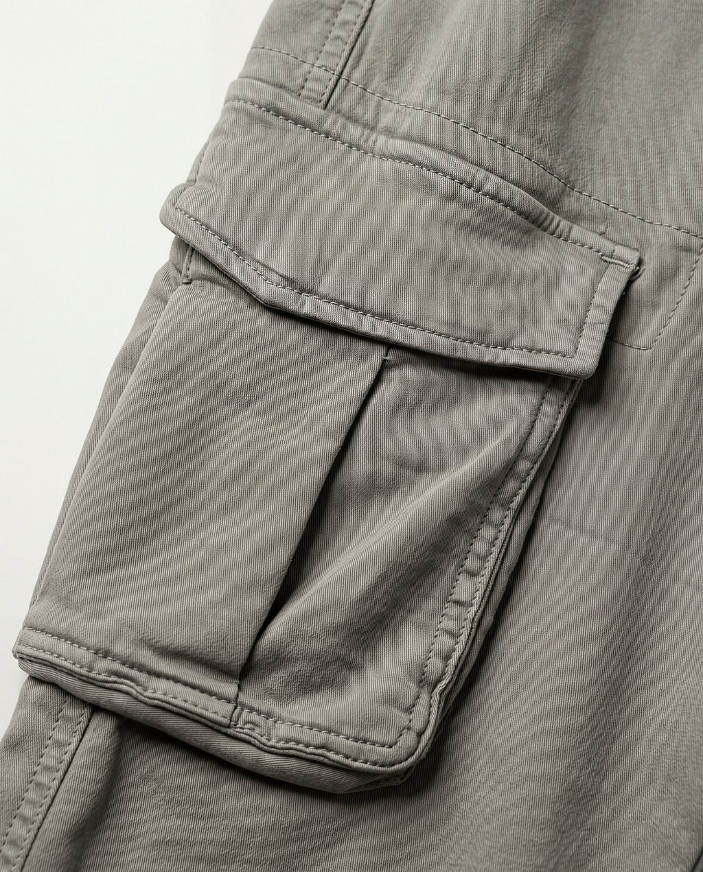 Pantalón Cargo Jogger Olivar verde caqui, detalle del bolsillo cargo