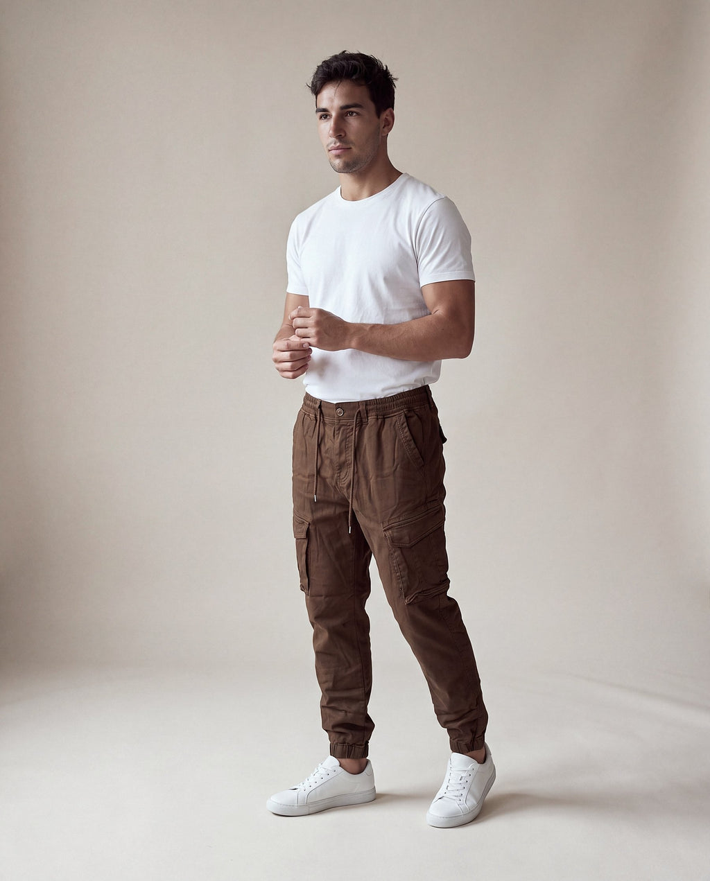 Pantalón Cargo Jogger Olivar marrón, modelo en estudio
