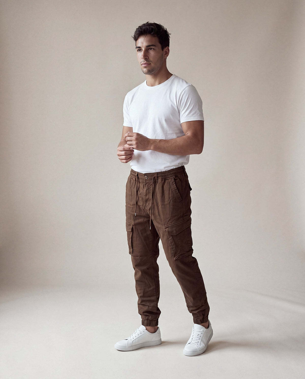Pantalón Cargo Jogger Olivar marrón, modelo en estudio