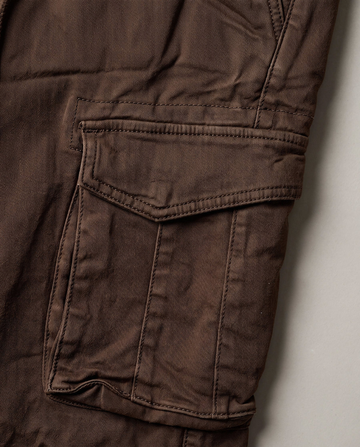 Pantalón Cargo Jogger Olivar marrón, detalle del bolsillo cargo