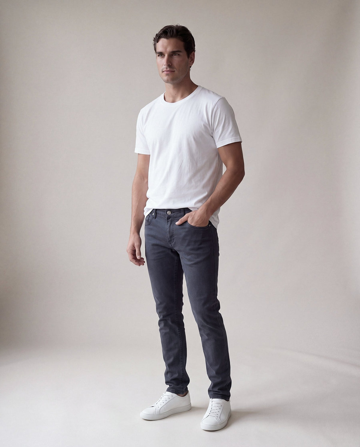 Pantalón Campiña azul petróleo, modelo en estudio