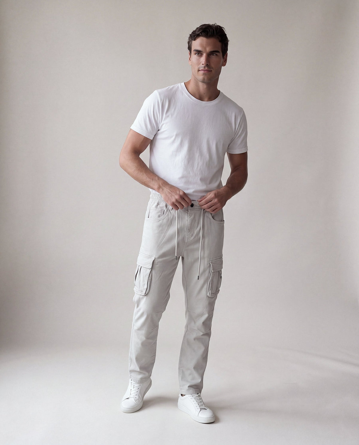 Pantalón Cargo Recto Sierra gris claro, modelo en estudio