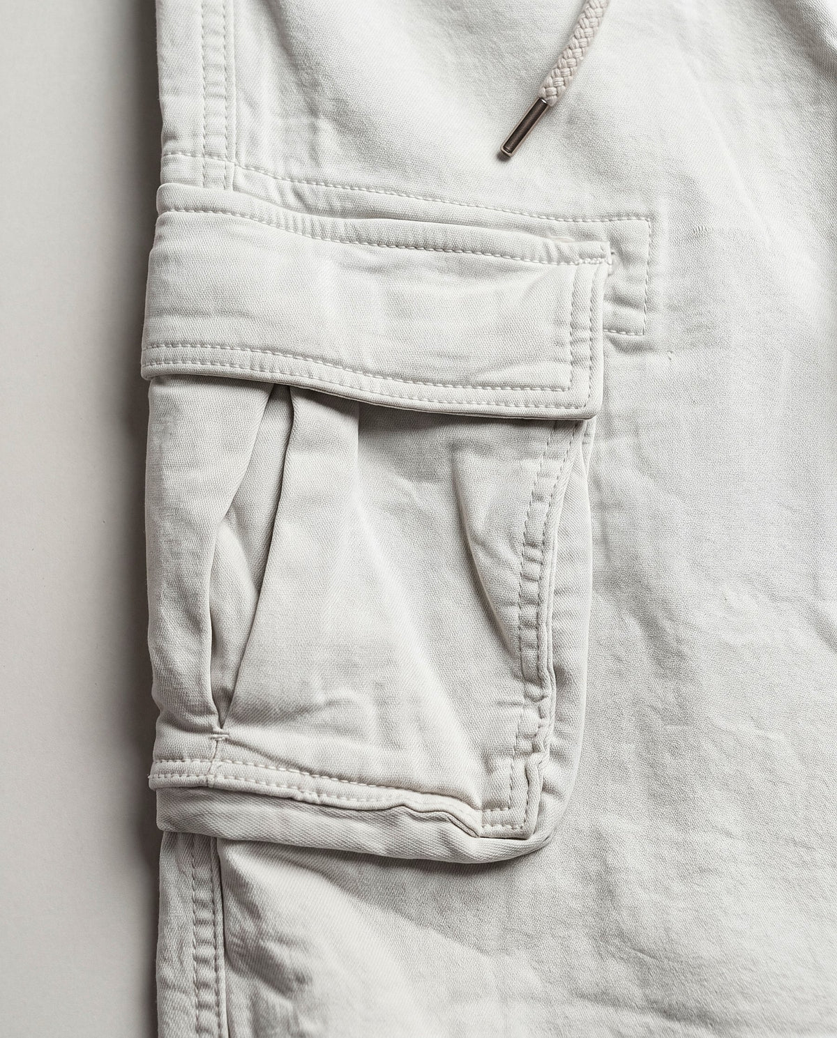 Pantalón Cargo Recto Sierra gris claro, detalle del bolsillo cargo