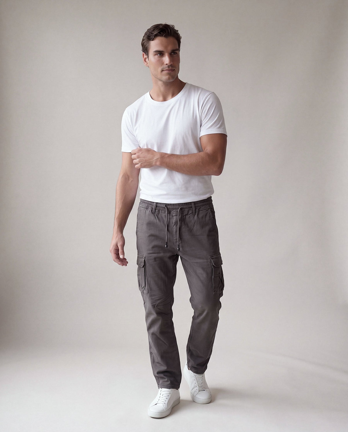 Pantalón Cargo Recto Sierra gris oscuro, modelo en estudio