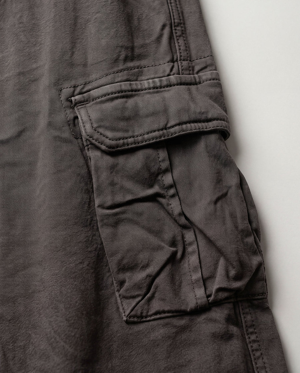 Pantalón Cargo Recto Sierra gris oscuro, detalle del bolsillo cargo