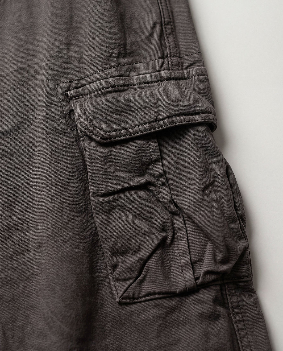 Pantalón Cargo Recto Sierra gris oscuro, detalle del bolsillo cargo