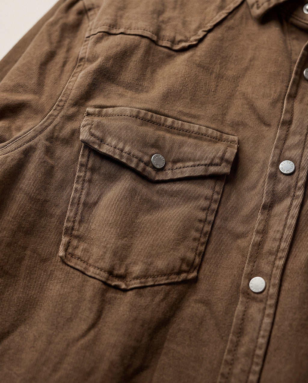 Sobrecamisa Albero marrón, detalle del tejido