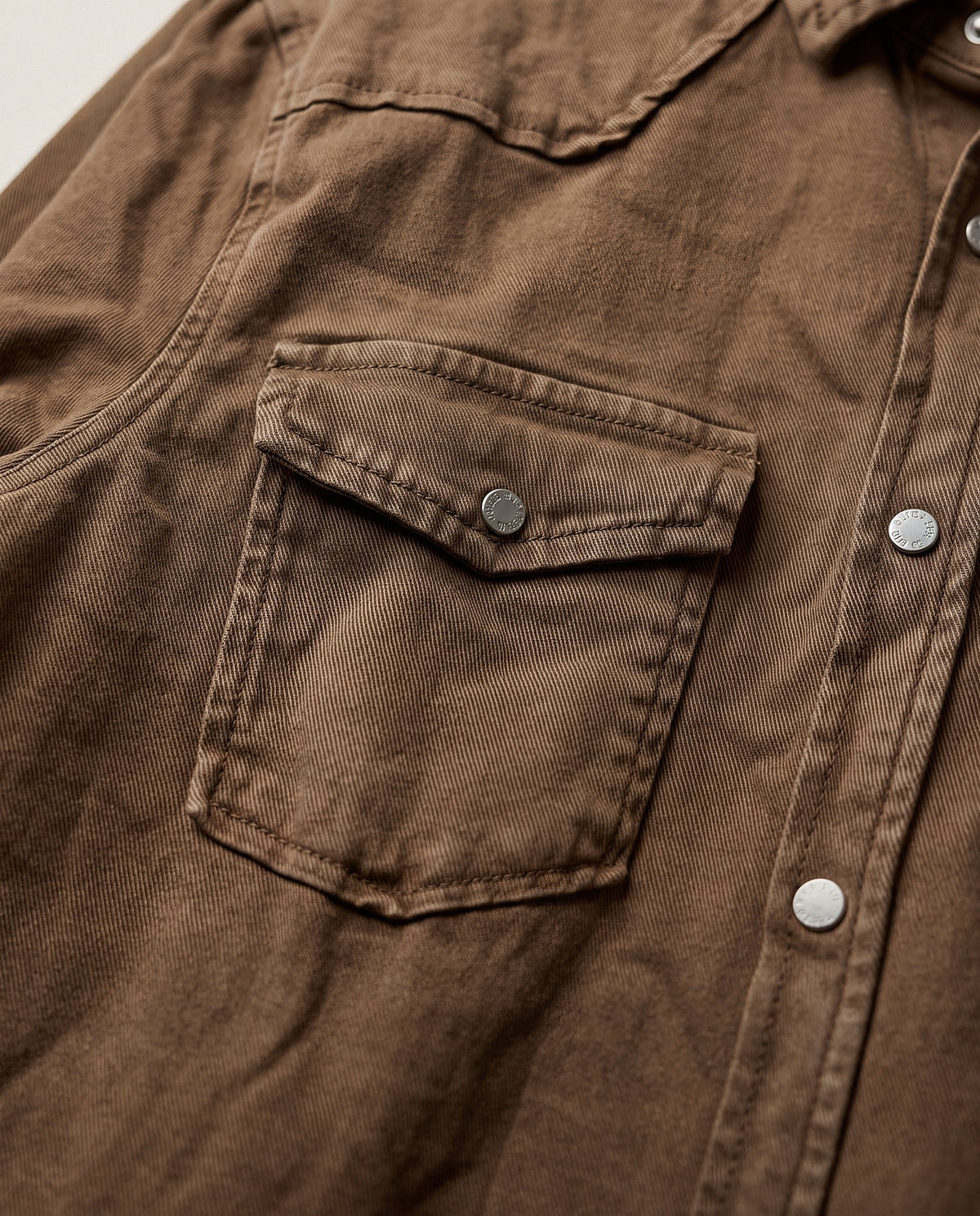 Sobrecamisa Albero marrón, detalle del tejido