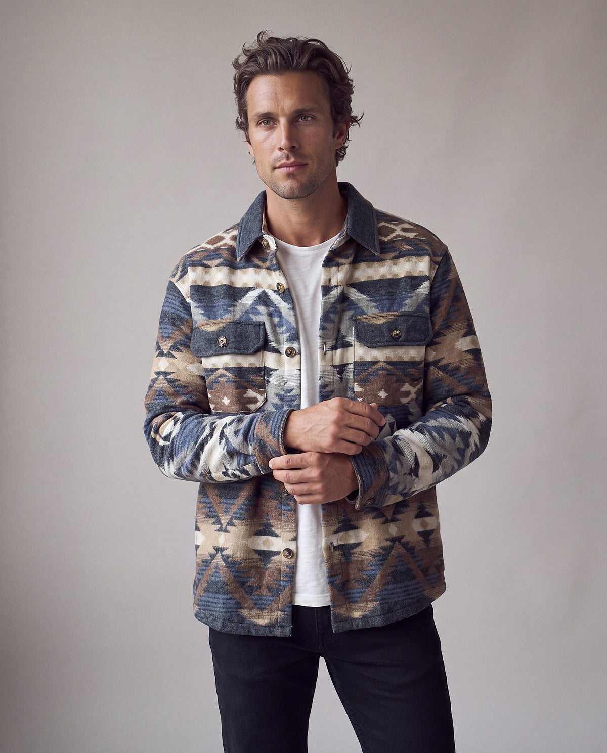 Sobrecamisa Azahara jacquard azul y marrón, modelo en estudio