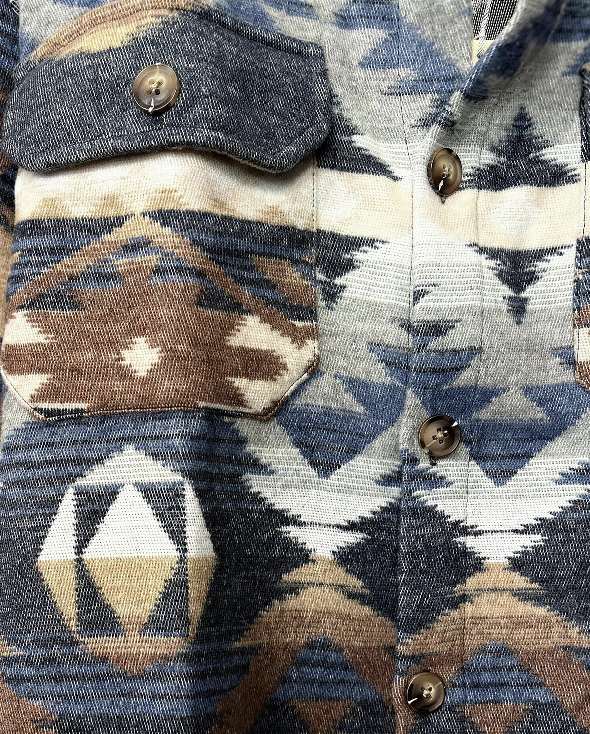 Sobrecamisa Azahara jacquard azul y marrón, detalle del tejido